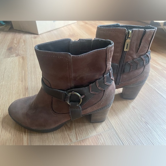 Clarks artisan short leather block heel booties with woven leather chain, 7 - Picture 2 of 8